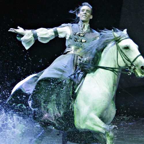 Benjamin Aillaud pendant le spectacle Odysseo de Cavalia à Laval arobatie à cheval
