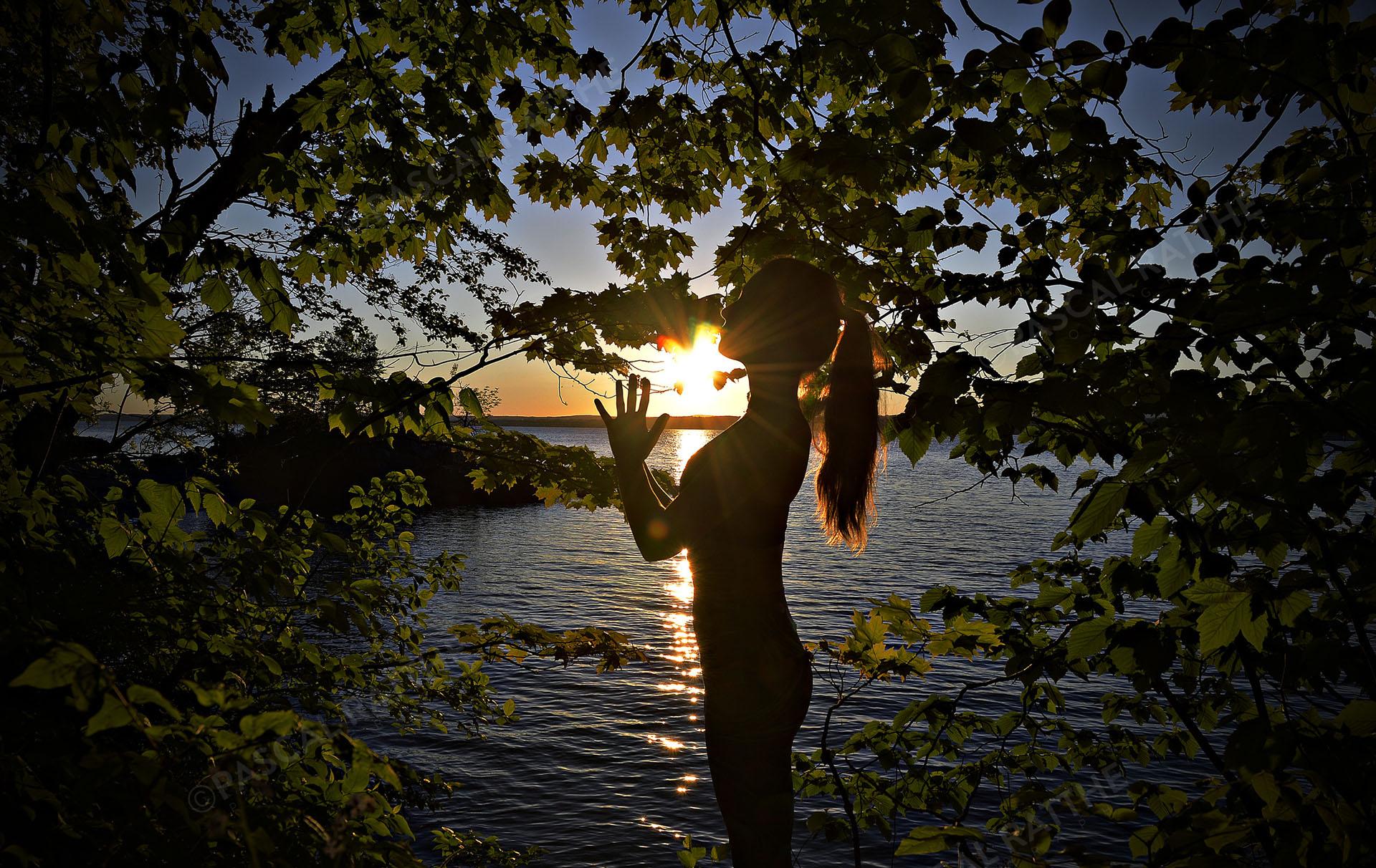 yoga, coucher de soleil, bord d'un lac,