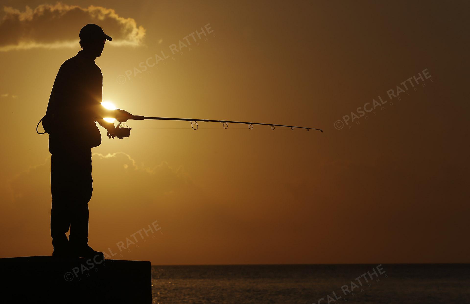 couché de soleil à la havane, Cuba avec un pêcheur