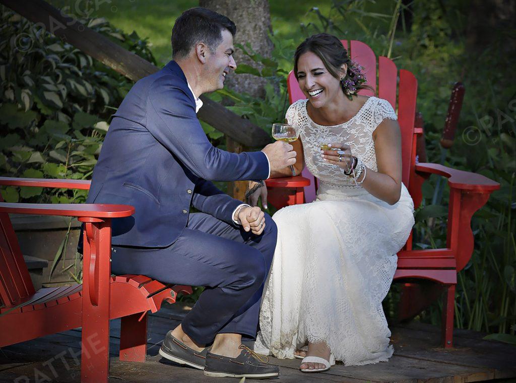 photographie après la cérémonie de mariage, les mariés en éclat de rire